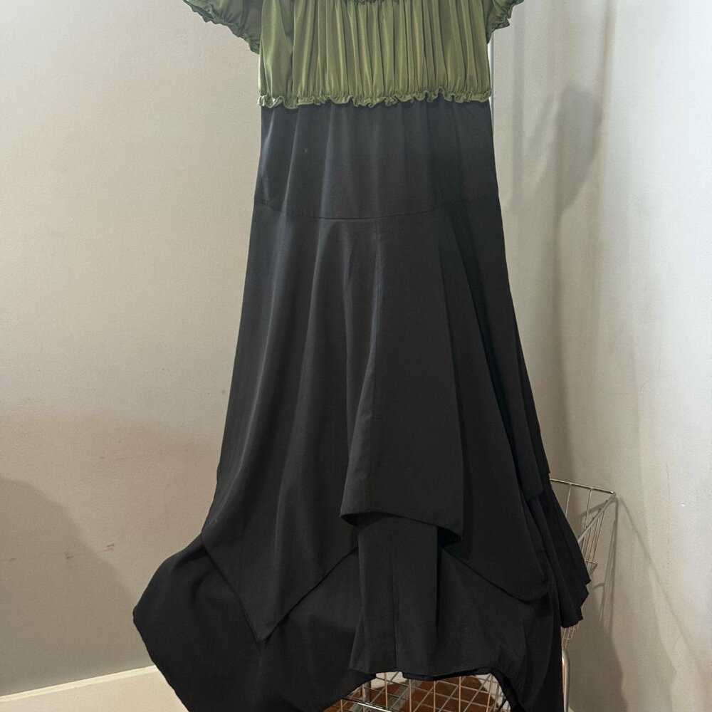 Green bodice black skirt with black ribbon corset - Picture 4 of 7